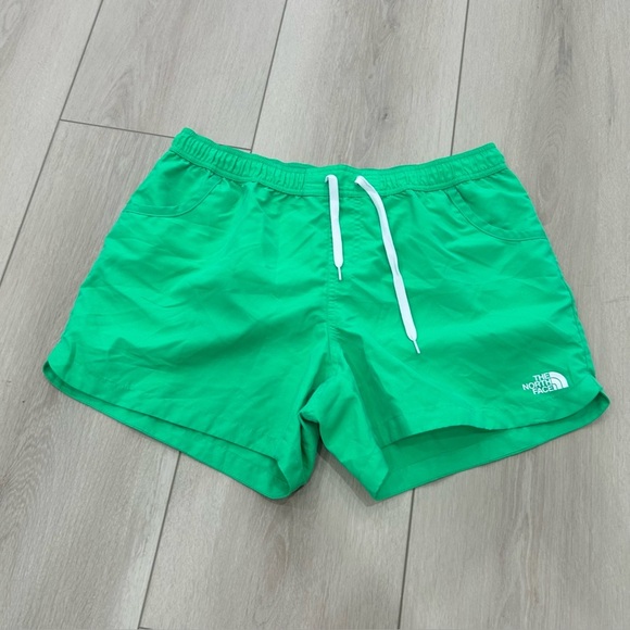The North Face Optic Emerald Green Women’s Easy Wind Shorts Size Medium like new - Picture 1 of 6